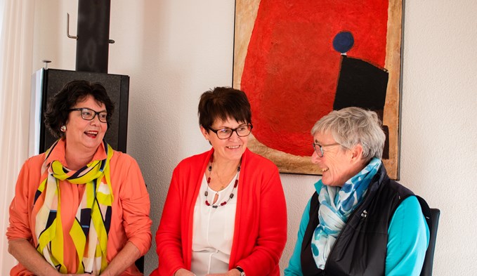 Judith Keiser (Präsidentin), Trudi Richli-Estermann (Leiterin Vermittlung) und Barbara Stüdle (freiwillige Mitarbeitende) engagieren sich für den Verein «Bsuech». (Foto Franziska Haas)