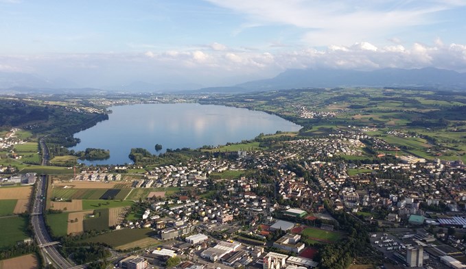 Blick aus der Luft auf die Region Sursee und Sempachersee.  (Foto suwo/archiv)