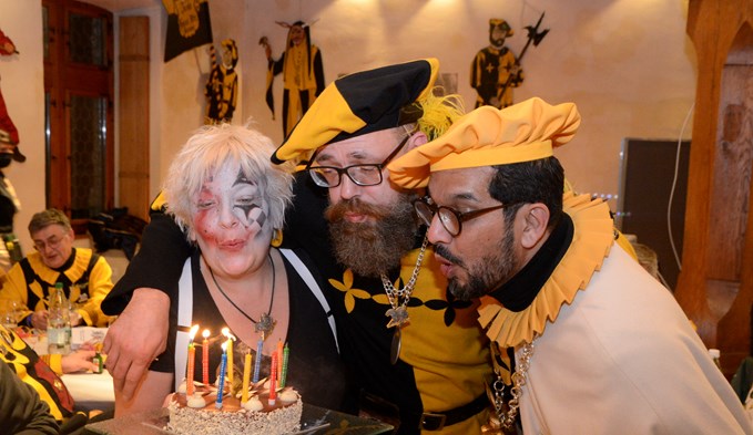 Heinivater Ashish Arondekar durfte mit den beiden Geburtstagskindern Elfi Kupper und Danny Uwiera die Kerzen der Torte ausblasen.  (Foto zvg)