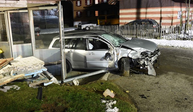 Die Lenkerin des bei Nottwil verunfallten Autos war alkoholisiert. (Foto Luzerner Polizei)