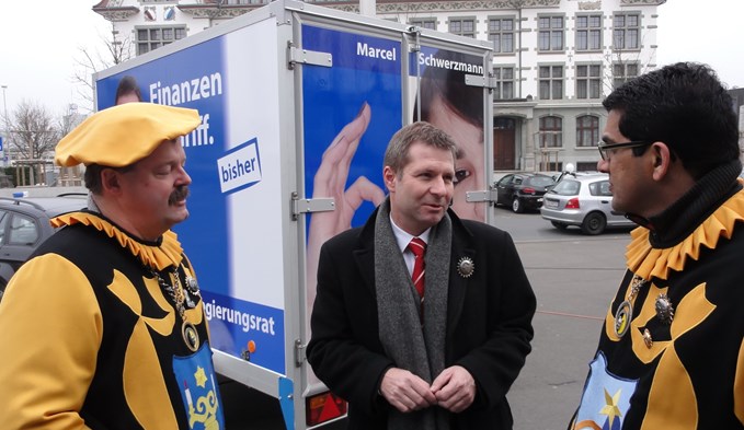 Heinivater 2022 Ashish Arondekar (rechts) sprach im Februar 2011 mit dem heutigen Regierungspräsidenten Marcel Schwerzmann (mitte) auf dem Martigny-Platz. Beobachtet von Altheinivater Urs Liechti (links).  (Foto zvg)
