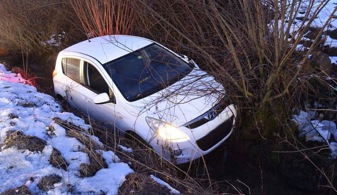In Rickenbach landete ein Auto im Bachbett. (Foto Luzerner Polizei)