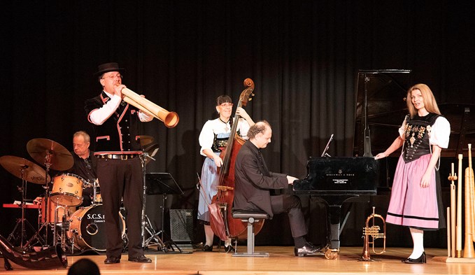 Franziska (rechts) und Hanspeter Wigger (mit Büchel) musizierten von links mit Jürg Voney, Laura Cesar und Marc Hunziker.  (Foto Thomas Stillhart)
