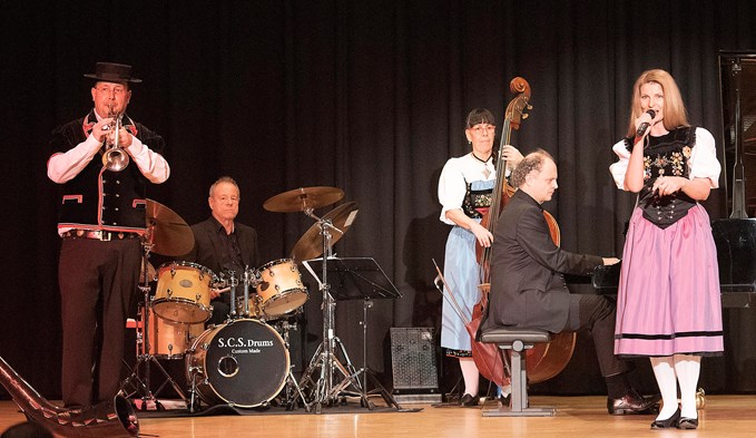 Franziska (rechts) und Hanspeter Wigger musizierten von links mit Jürg Voney, Laura Cesar und Marc Hunziker.  (Foto Thomas Stillhart)