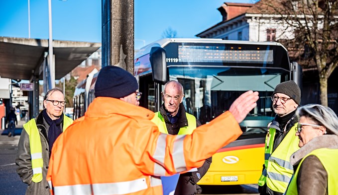 Projektleiter Marcel Troxler (orange Weste) führte eine der zwei Gruppen durch das Bahnhofgebiet. (Foto Manuel Arnold)