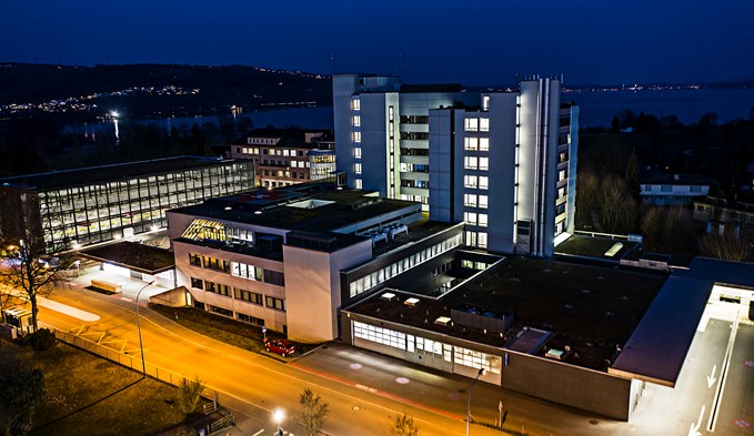 Das Kantonsspital Sursee bei Nacht. (Symbolfoto Manuel Arnold)