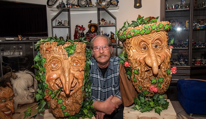 Die Baummenschen sind die neuste Kreation von Holzschnitzer René Ulrich. (Foto Manuel Arnold)