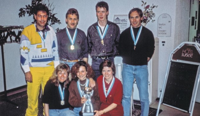 Glückliche Sieger mit dem Wanderpokal in den Händen. Von oben links: Franz Felder, Peter Muff, Roland Grüter und Hans Muff. Unten von links: Heidi Felder, Tanja Gassmann und Heidi Duss. (Foto zVg)