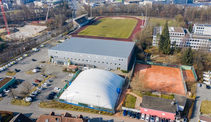 Das Stadion Schlottermilch, die Eishalle sowie die Tennisanlagen sind in nächster Nähe. Hinten rechts die Kantonsschule.  (Foto Manuel Arnold)