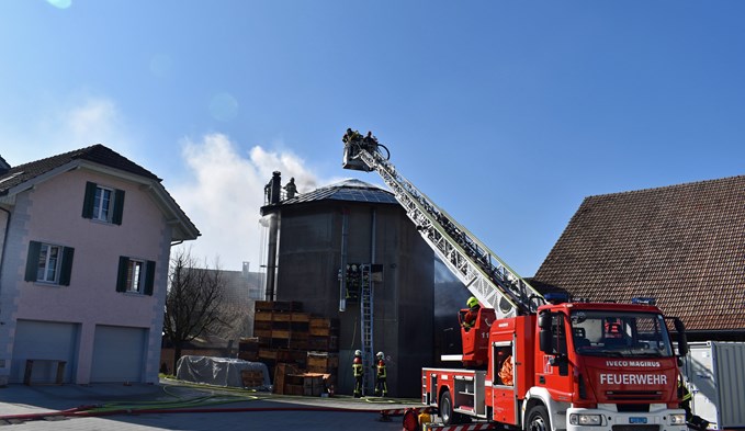 Auch die Autodrehleiter der Feuerwehr Region Sursee stand im Einsatz.  (Foto Luzerner Polizei)