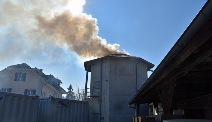 Auf einem Fabrikareal brach in einem Silo Feuer aus.  (Foto Luzerner Polizei)