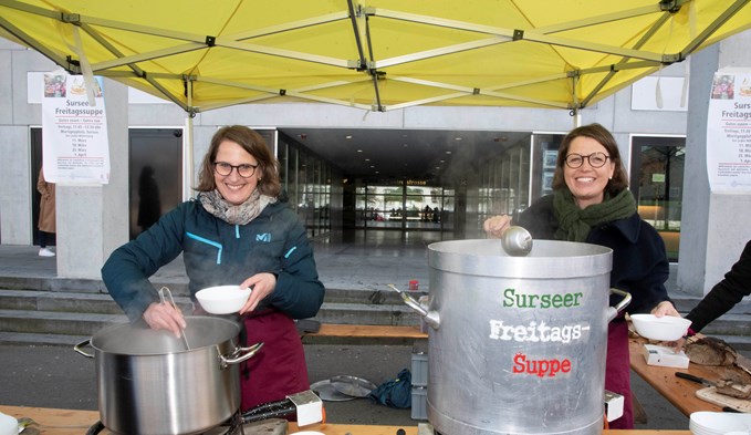 Stadtpräsidentin Sabine Beck und Sozialvorsteherin Jolanda Achermann schöpften am Freitagmittag Suppe für über 250 Personen.  (Foto Thomas Stillhart)