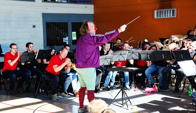 Clown Jeanloup «dirigiert» die Musikanten der Feldmusik und der Musikgesellschaft Knutwil.  (Foto zvg)