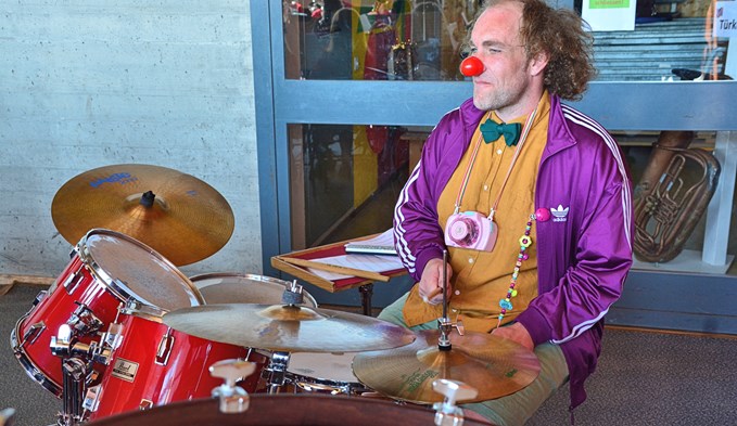 Clown Jeanloup spielte auch Schlagzeug.  (Foto zvg)