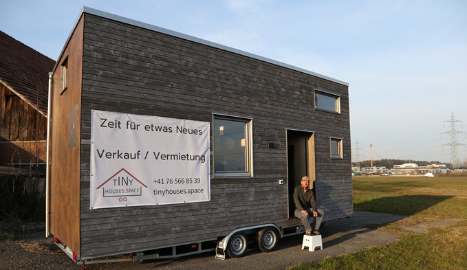 Adrian Wolfisberg vor seinem Tiny House, das momentan bei einem Bauernhof im Holz in Neuenkirch steht. (Foto Geri Wyss)