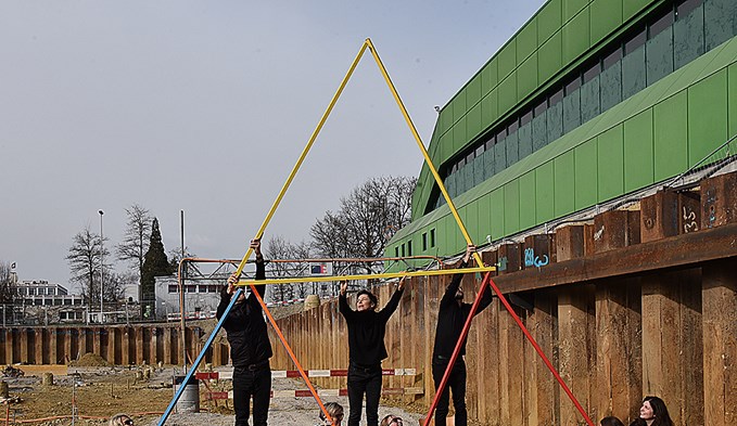 Passend zum Standort Zirkusplatz machten Lehrpersonen in einer akrobatischen Aktion aus dreien vier Dreiecke. (Foto Daniel Zumbühl)