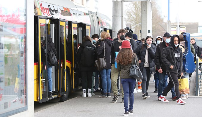 Rush Hour am Bahnhof Sursee um 17.30 Uhr. Der Bericht des Kantons zur Optimierung des Gesamtverkehrssystems setzt unter anderem auf eine Priorisierung des Busverkehrs. (Foto Ana Birchler-Cruz)