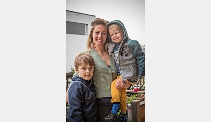 Yuliya Chepurna mit ihren Kindern Gleb (links) und Aleksey. (Foto Manuel Arnold)