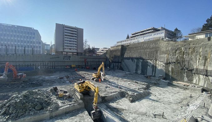 Blick in die Baugrube für den Neubau Kinderspital/Frauenklinik am Standort Luzern. Der Aushub ist grösstenteils abgeschlossen, mit den Erdsonden-Bohrungen wurde begonnen. (Foto zvg)