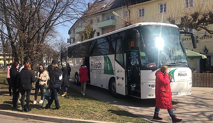Die ukrainischen Flüchtlinge machen Pause während der Fahrt in die Schweiz.  (Foto zvg)