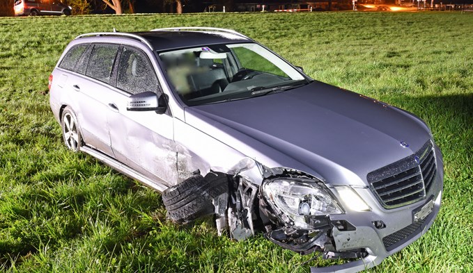 Das Auto landete im Wiesland. Der Sachschaden beläuft sich auf 20’000 Franken.  (Foto Luzerner Polizei)