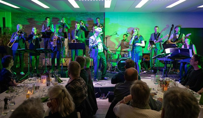 Die Unterhaltungsband Ankebock begeisterte das Publikum mit einem Event, der sowohl musikalisch als auch kulinarisch für Genussmomente sorgte. (Foto Tobias Meyer)