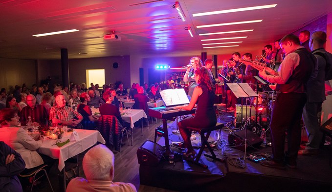 Die Unterhaltungsband Ankebock begeisterte das Publikum mit einem Event, der sowohl musikalisch als auch kulinarisch für Genussmomente sorgte. (Foto Tobias Meyer)