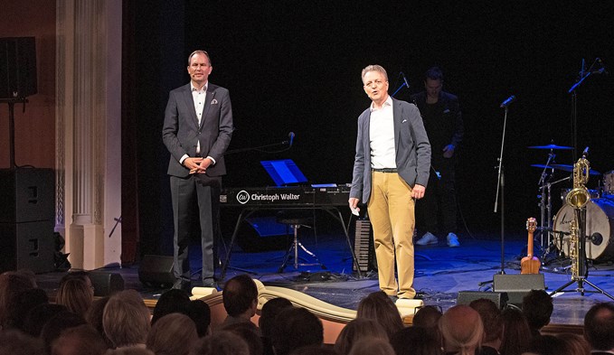 Urs Birrer (links) und Paul Furrer begrüsste das Publikum im Stadttheater Sursee. (Foto zvg)