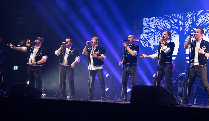 Die acht Sänger des Männerchors Heimweh in der Stadthalle Sursee.  (Foto Thomas Stillhart)