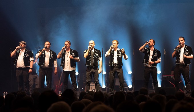 Die acht Sänger des Männerchors Heimweh in der Stadthalle Sursee.  (Foto Thomas Stillhart)