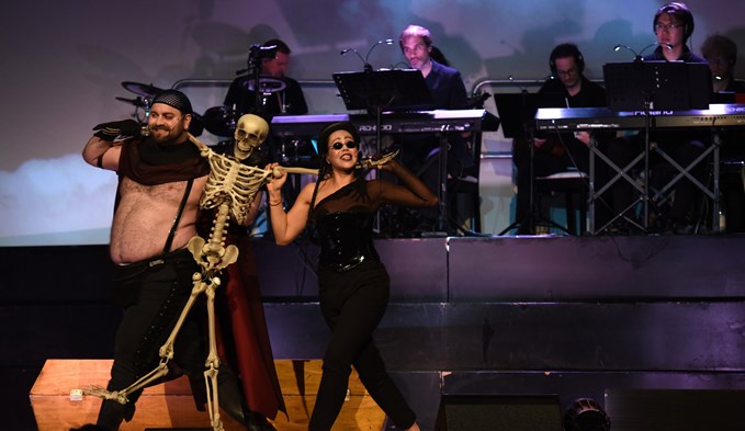 Der Tanz der beiden betrunkenen Totengräber mit dem Skelett ist eine der köstlichsten Szenen dieser «Hamlet»-Inszenierung. (Foto zVg)