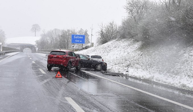 Mit den schwierigen Strassenverhältnissen infolge Schneefalls hatten auch die Verkehrsteilnehmer auf der Autobahn zu kämpfen, wie hier in Schenkon in Fahrtrichtung Norden. (Foto Luzerner Polizei)