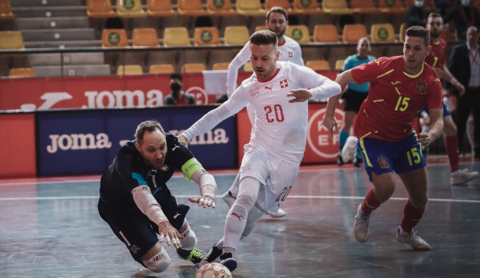 Im Qualifikationsspiel der Futsal Euro 2022 traf die Schweiz mit Fabian Florin auf die Profis aus Spanien. (Foto zVg)