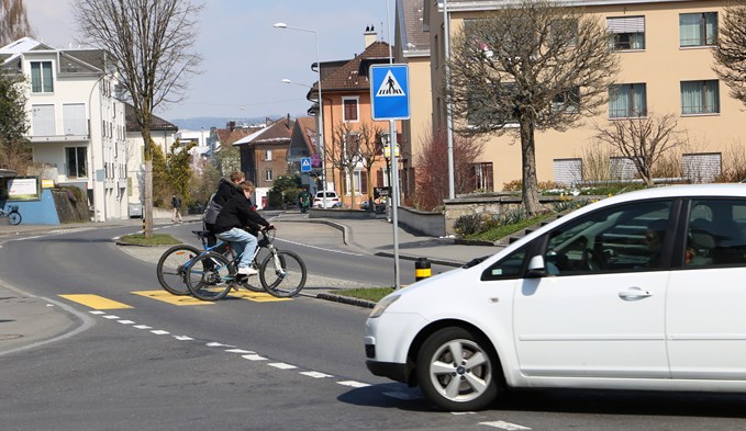 Gerade in Stosszeiten müssen die Verkehrsteilnehmer bei der Kreuzung Luzernstrasse/Bergstrasse konzentriert sein. (Foto Geri Wyss)