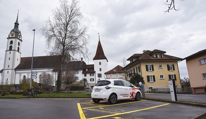Seit Februar 2022 steht ein Renault Zoe für den gemeinnützigen Verbrauch auf dem Parkplatz Dreiangel in Sempach. (Foto Franziska Haas)