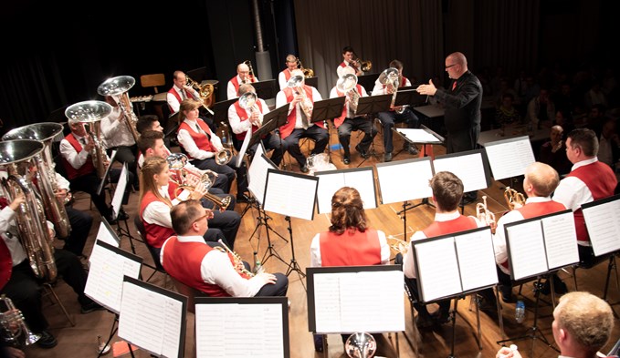 Thomas Hauri dirigiert die Musikgesellschaft Oberkirch. (Foto Thomas Stillhart)