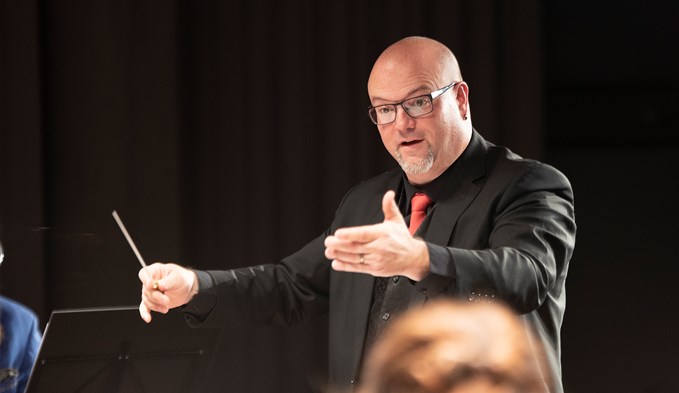 Thomas Hauri dirigiert die Musikgesellschaft Oberkirch. (Foto Thomas Stillhart)