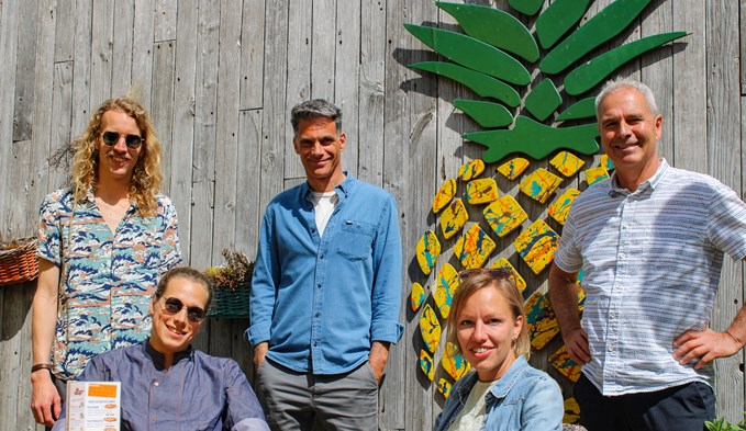 Das Team der Beachbar: Silvan Gabriel, Chregu Kramer, Andy Hänggi, Sabrina Gabriel und Thomi Jäger. (Foto Franziska Haas)
