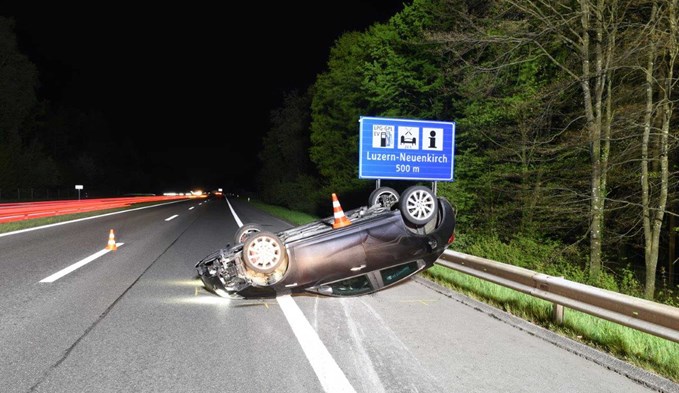 Foto der Unfallstelle: der Fahrzeuglenker prallte gegen die Leitplanke, woraufhin sich das Auto überschlug. (Foto Luzerner Polizei)