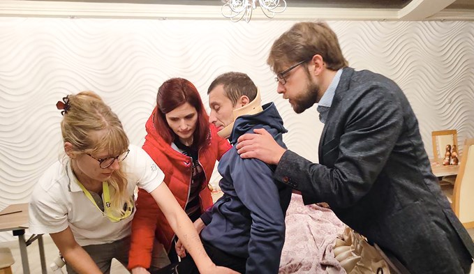 Sara Muff betreut rund um die Uhr querschnittgelähmte Flüchtlinge. (Foto Schweizer Paraplegiker-Stiftung)