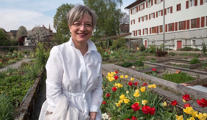 Karin Wandeler-Wüest aus Schenkon fühlt sich im Klostergarten in Sursee wohl. (Foto Thomas Stillhart)