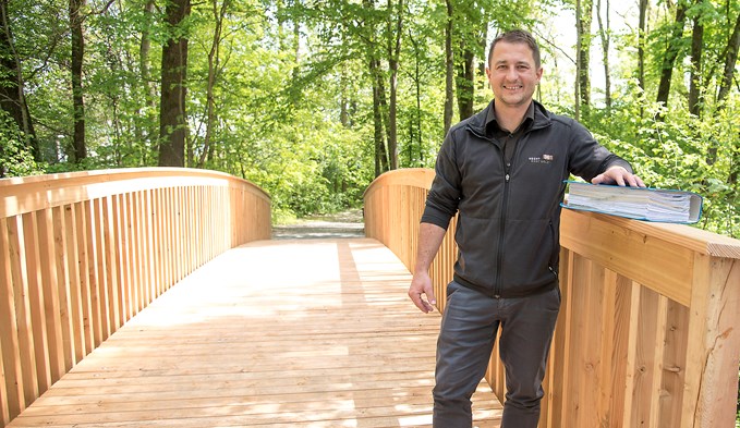 Hans Bachmann wirkte als Projektleiter von Hecht Holzbau bei der Erneuerung der beiden Holzbrücken über die Sure mit.  (Foto Thomas Stillhart)