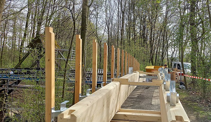 Die neue Brücken bestehen aus Lärchenholz aus der Schweiz. (Foto zvg)