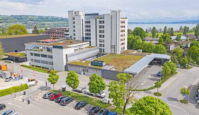 Das Luzerner Kantonsspital an der Spitalstrasse in Sursee (hinten links das Pflegeheim Seeblick). (Foto Manuel Arnold)