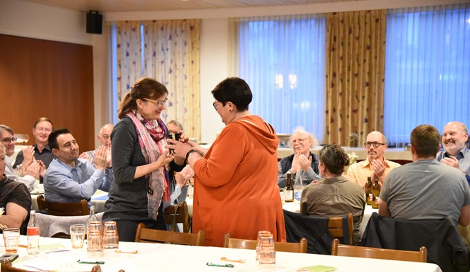 Priska Galliker (rechts) übergab Priska Wismer ein Glas Honig als Dank für ihre Arbeit in der Parteileitung der Mitte Wahlkreis Sursee, den sie im Herbst 2020 verlassen hatte. (Foto Geri Wyss)
