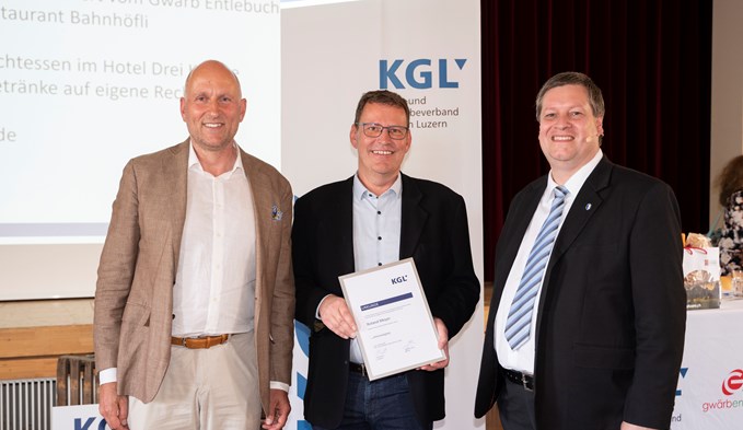 Das neue Ehrenmitglied Roland Meyer umringt von KGL-Präsident Peter With und KGL-Direktor Gaudenz Zemp (links). (Foto zvg)