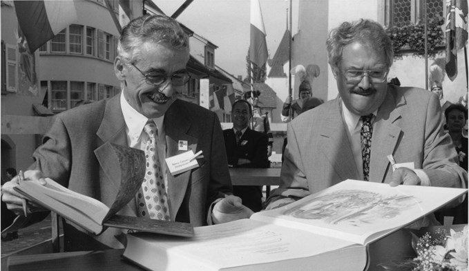 Im Herbst 1999 fand die offizielle Feier zur Besiegelung der Partnerschaft mit Martigny vor dem Surseer Rathaus statt. Links Stadtpräsident Remo Casserini, rechts sein Kollege Pierre Crittin. (Foto Daniel Zumbühl)