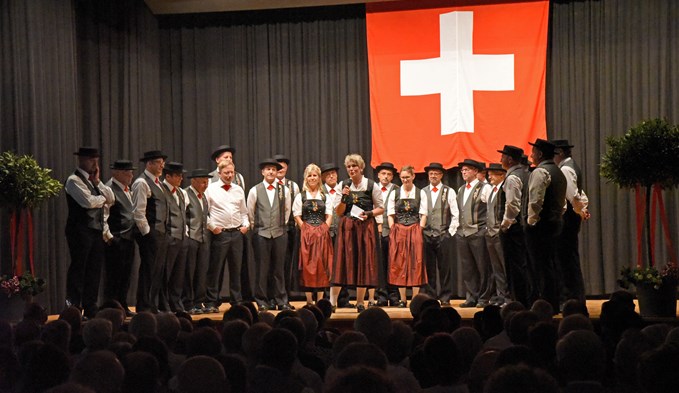 Die Präsidentin des Jodlerchörlis Heimelig am Gschweich, Schlierbach, freute sich über die vielen Teilnehmenden und Zuhörenden am 49. Jodler-Rendezvous. (Foto Geri Wyss)