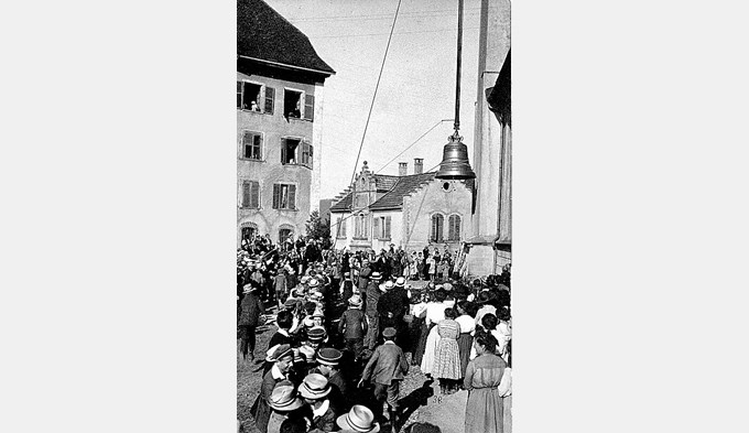 Beim Glockenaufzug zum Turm der Pfarrkirche Sursee am 30. Mai 1922 waren auch Mittelschüler im Einsatz. (Foto zVg)