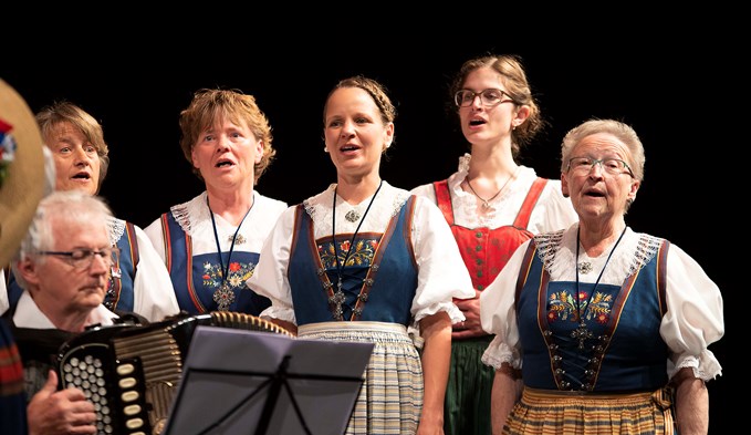 Der Chor unter der Leitung von Priska Wyss.  (Foto Thomas Stillhart)